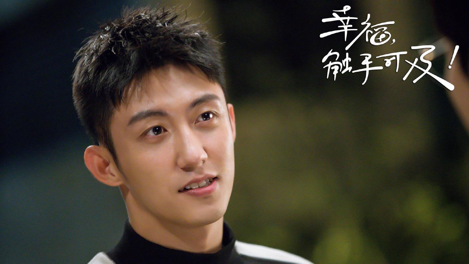 “武汉马拉松：选手们挑战极限，拼尽全力冲刺”